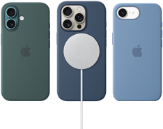 Alcuni accessori MagSafe per iPhone. Una custodia MagSafe in silicone verde lago per iPhone 16, una custodia MagSafe in silicone denim per iPhone 16 Pro con agganciato un caricabatterie MagSafe bianco, una custodia in silicone blu inverno per iPhone 16e