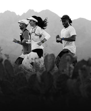 Trois personnes en train de courir dans une région montagneuse et portant chacune une Apple Watch Ultra 3