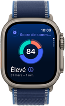Apple Watch Ultra 3, boîtier en titane naturel, score de sommeil à l’écran, décomposition sous forme de graphique circulaire, score au centre, bracelet, Boucle Trail bleue