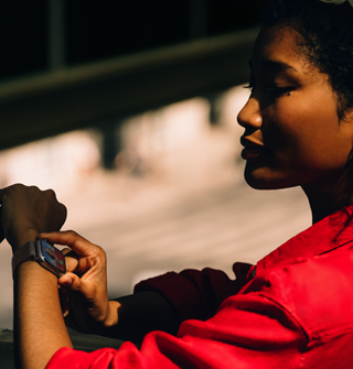 Une personne lit une conversation dans iMessage sur son Apple Watch Series 11